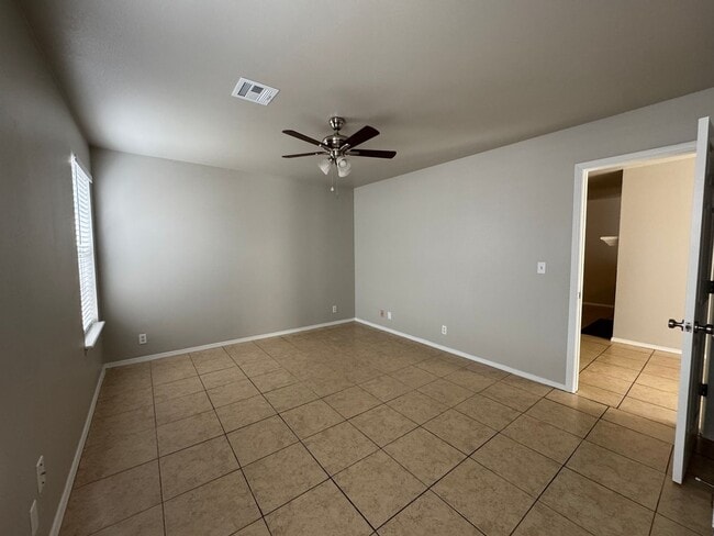 Building Photo - 3 bedroom, 2 bath, 1 car garage.
