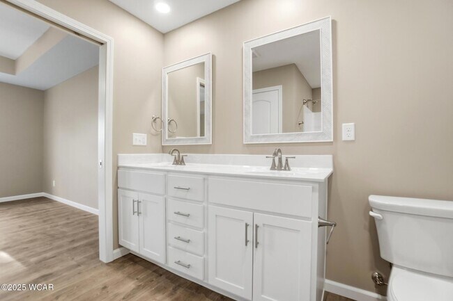 Building Photo - 2882 Lake Cir Dr