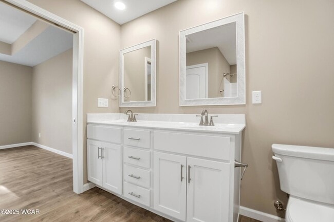 Building Photo - 2888 Lake Cir Dr