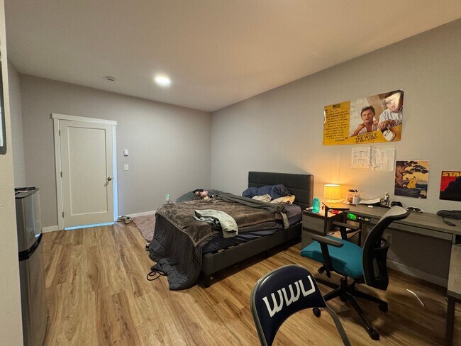 Building Photo - 6 Bed 5 Bath House Newer Updated Near Happy Valley, Fairhaven, WWU