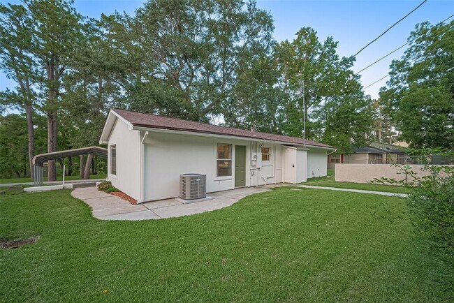Building Photo - 1372 W Pine Lake Cir