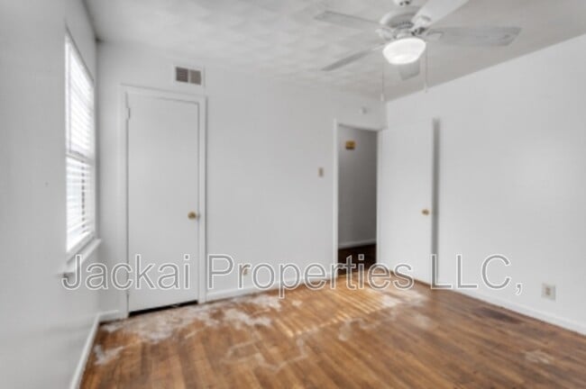 Building Photo - 814 E Centennial St