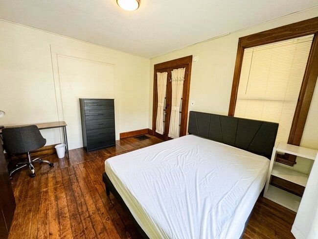 Building Photo - 128 Blair St