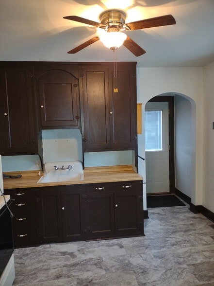 Kitchen - 2110 Mississippi St