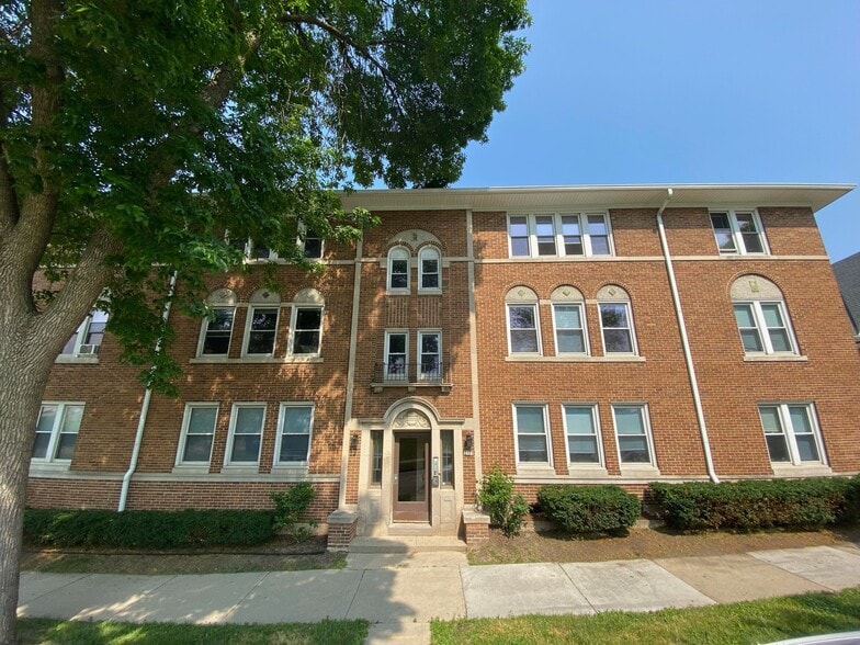 Building Photo - 2752 N Bartlett Ave