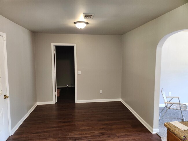 Building Photo - 215 Palomino Ln