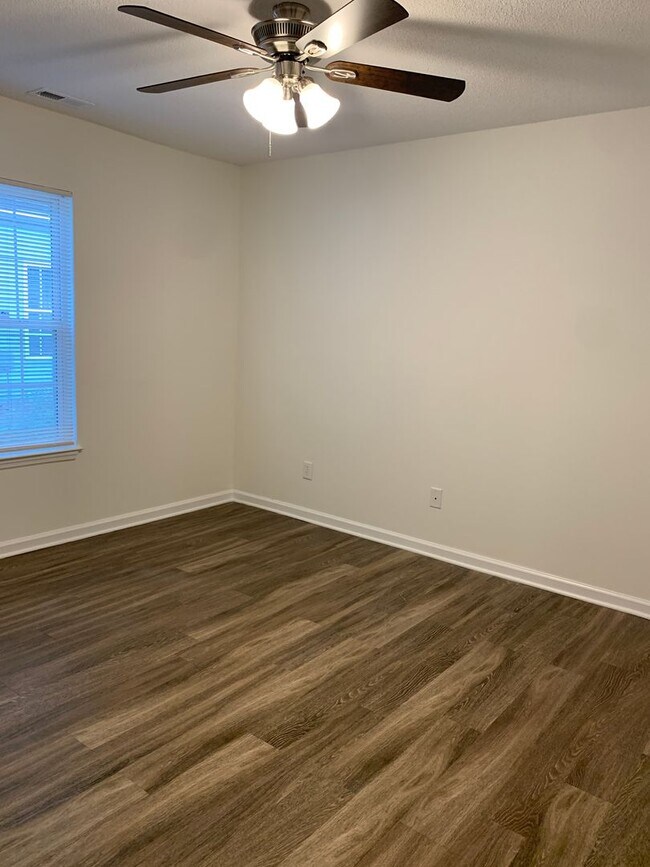 Building Photo - 3 Bedroom 2 Bath House on Hillsdale Drive