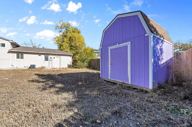 Building Photo - $1,900.00, 3-bed, 2-bath located in Colora...