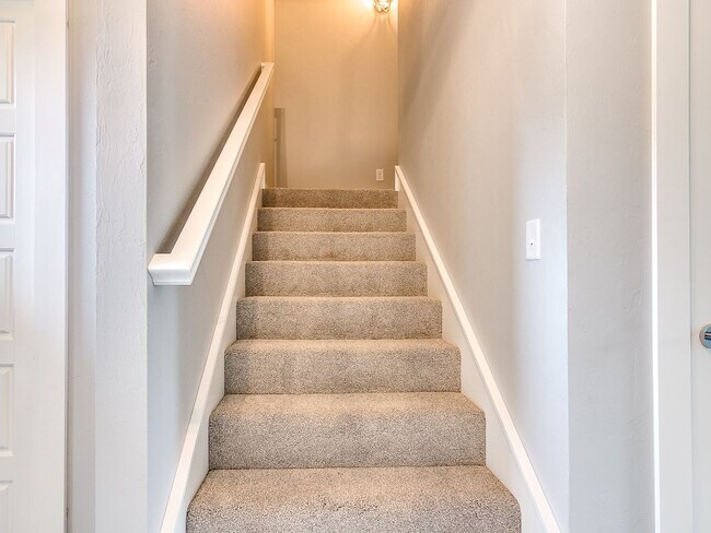 Building Photo - Modern Home in Edmond Schools - 4 bedrooms...