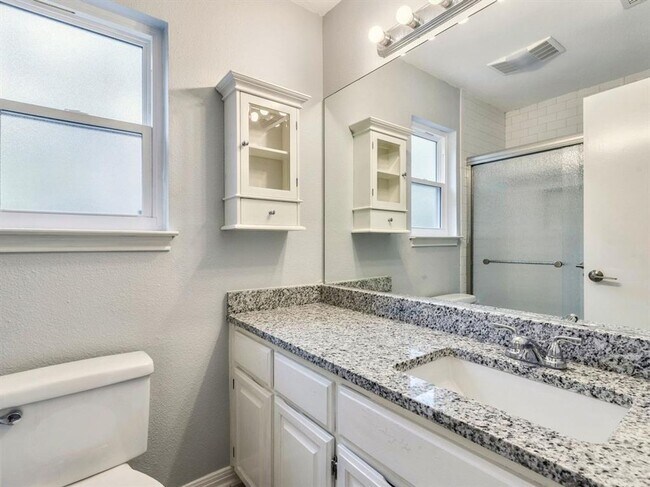 Building Photo - Charming 2 Bedroom, 1.5 Bathroom Home with...