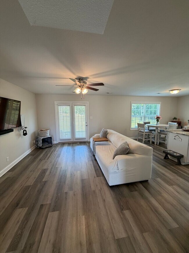 Building Photo - 3 Bedroom 2 1/2 Bath Home For Rent Near Post!
