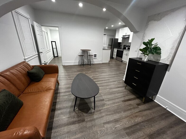 Building Photo - 2215 W Broadway Ave