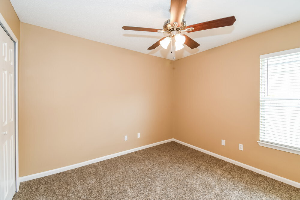 Building Photo - 5549 Oak Crossing Dr
