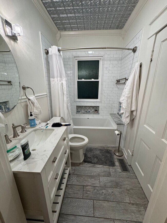 Building Photo - 2017 N Garfield St