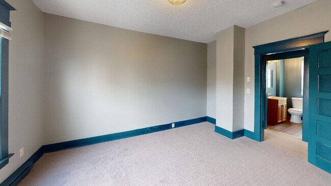 Building Photo - 6307-6321 Roosevelt Way NE