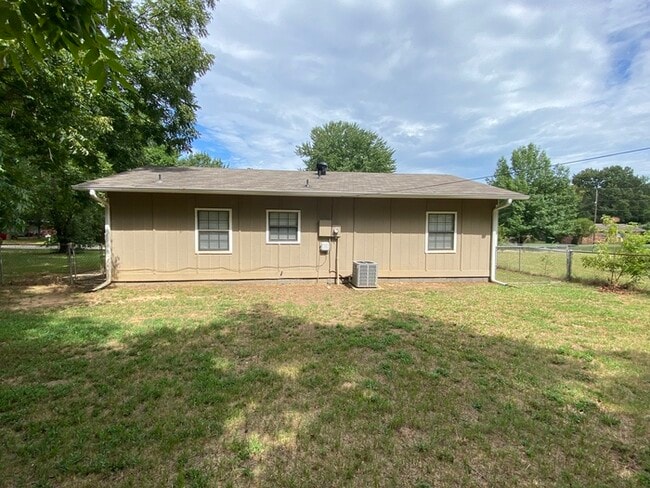 Building Photo - 513 Sorrells Dr