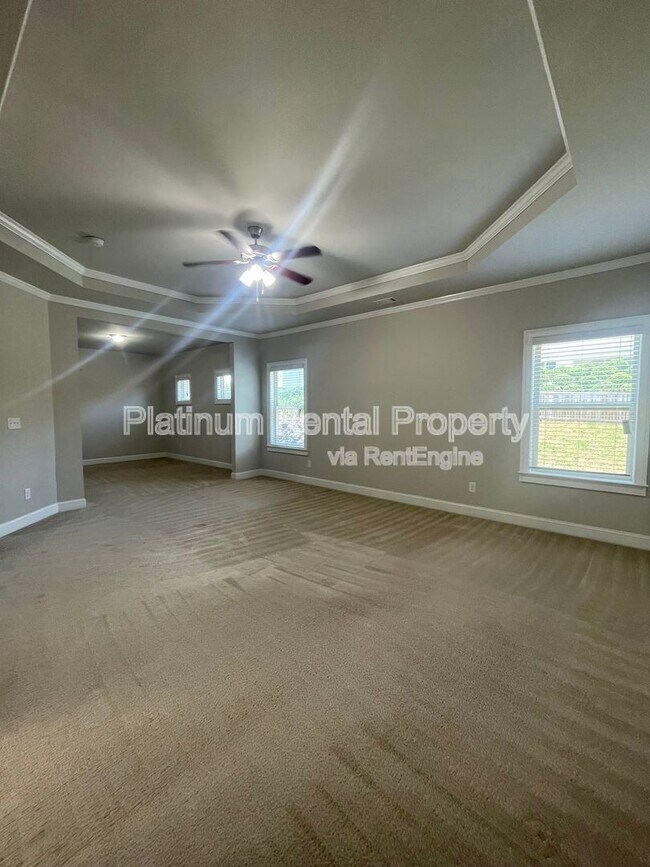 Building Photo - 5180 Mirror Lake Dr