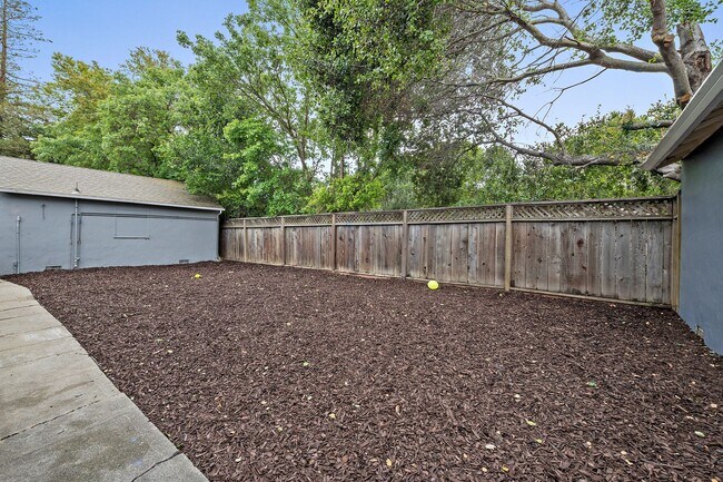 Building Photo - 26-28 Arrowhead Ln.