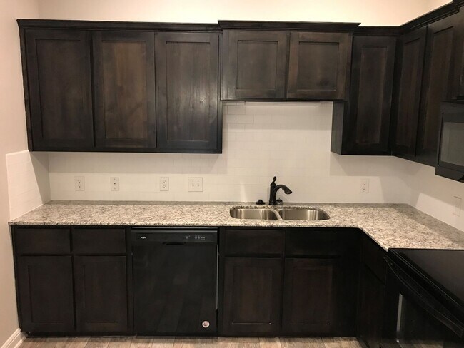 Building Photo - Spacious 3 Bed / 2 Bath Duplex in Trimmier...