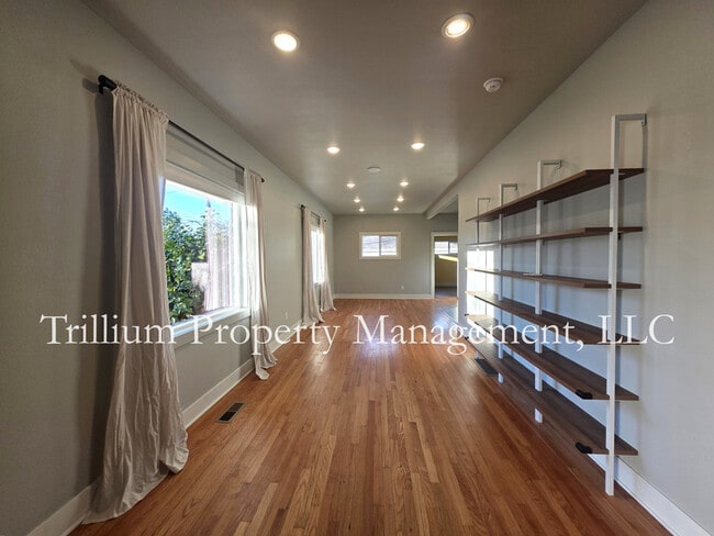 Building Photo - 7020 NE 17th Ave