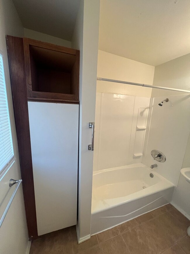 Building Photo - Charming back Studio