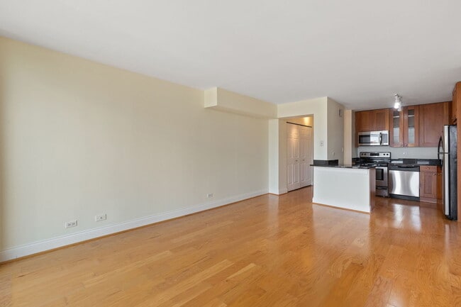 Building Photo - 450 W Briar Pl
