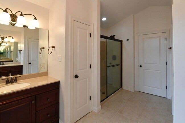 Building Photo - 106 Manlyn Dr