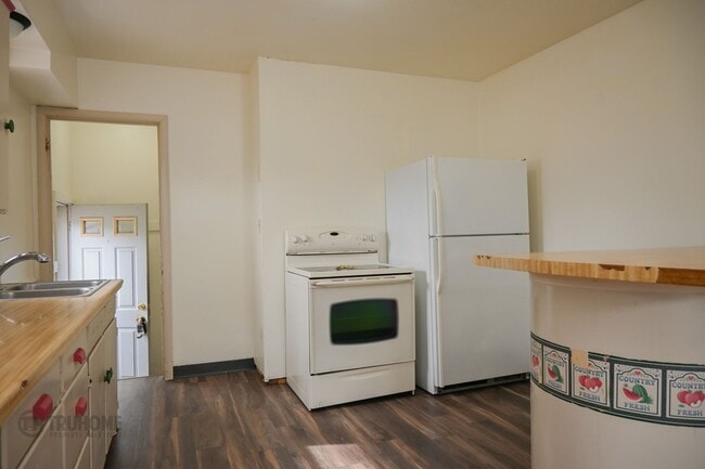 Building Photo - Large 6 Bedroom Home for Rent! Great Location on University!