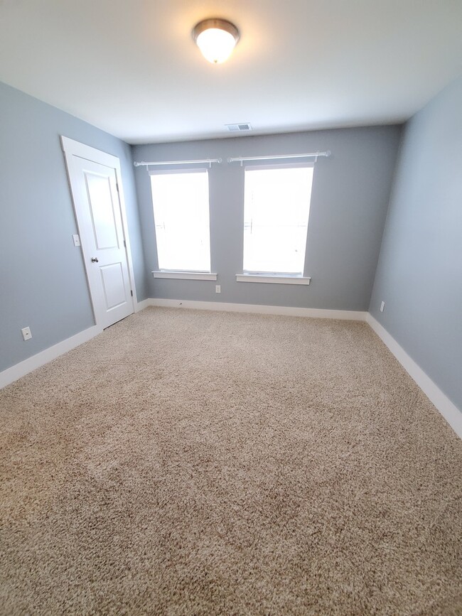 Building Photo - Beautiful townhouse close to uptown