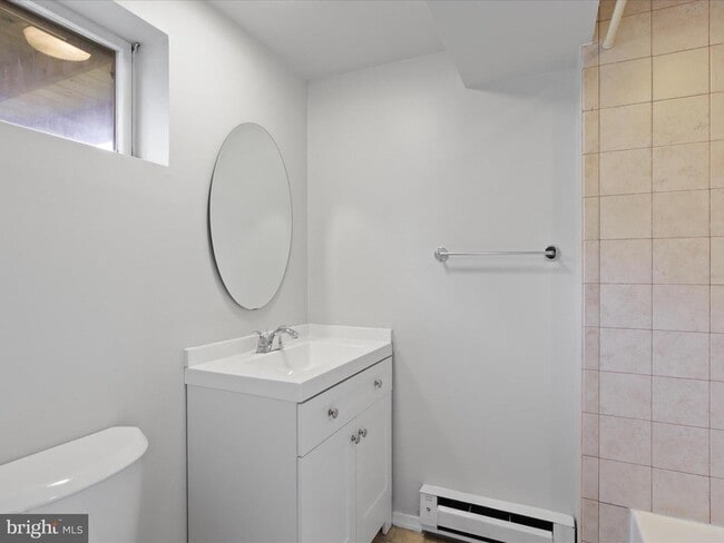 Building Photo - 808 S Oak St