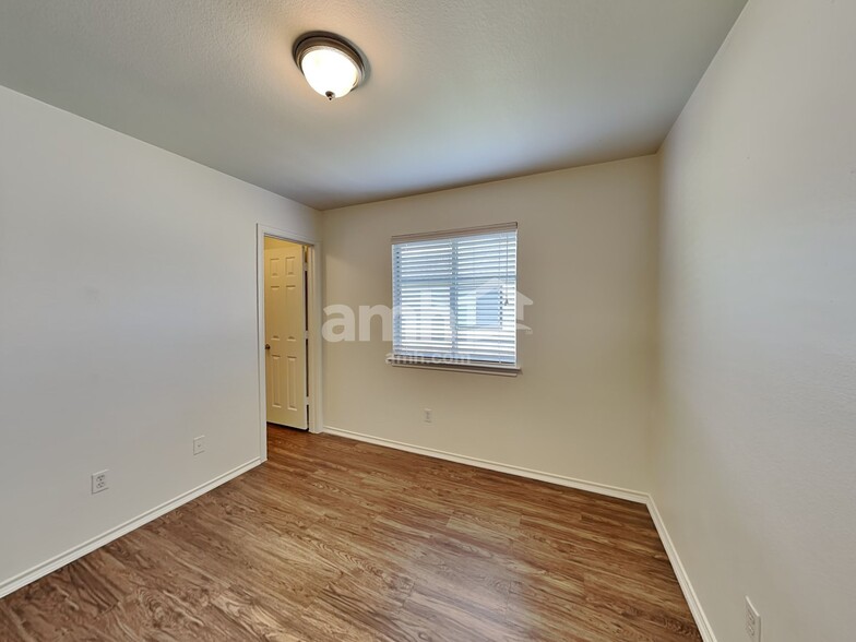 Building Photo - 100 Meadow Lark Ln