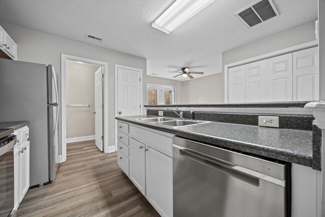 Building Photo - 3 Bedroom Duplex in Lillington