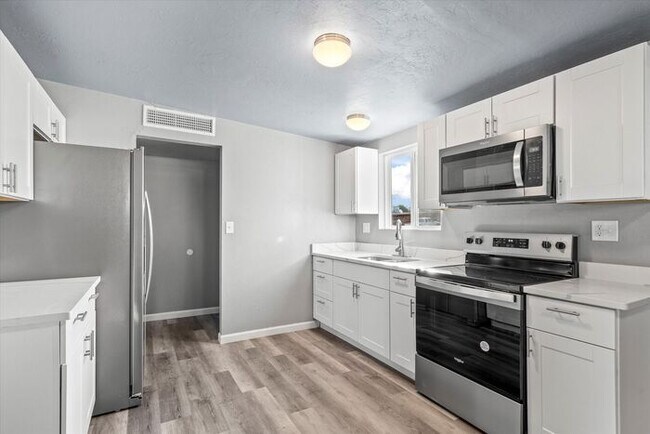 Building Photo - Great Eastside Home!
