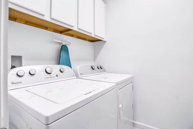 Building Photo - 4140 Oak Tree Dr