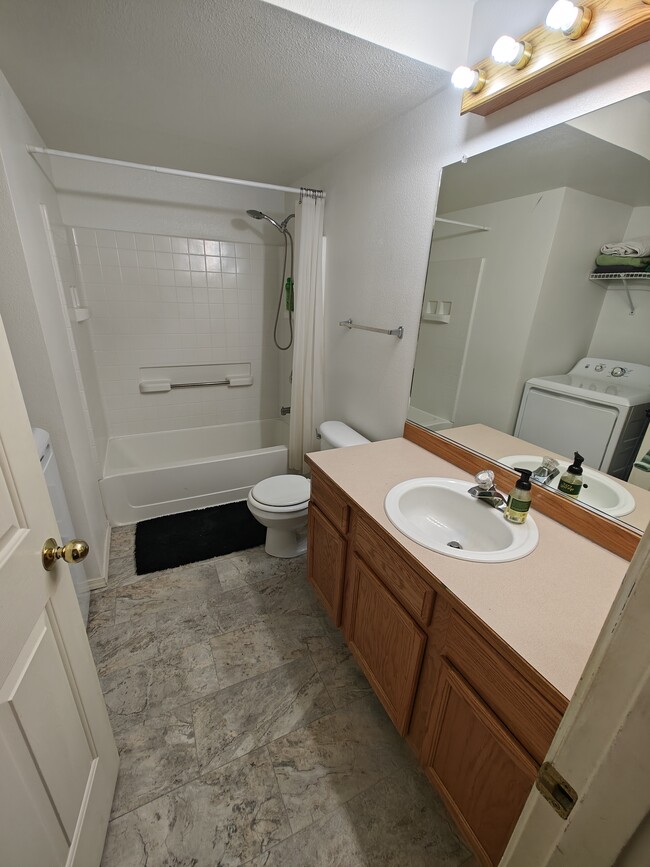 Building Photo - 2141 N Midtown Dr