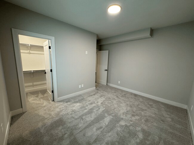 Building Photo - 1613 SW Hedgewood Ln