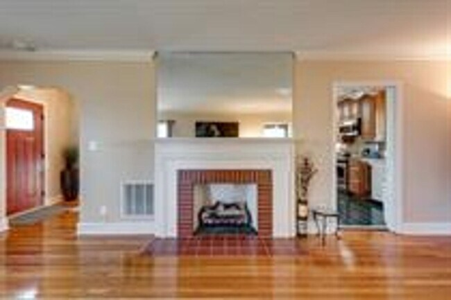 Building Photo - Beautiful Brick Home In A Desirable Location