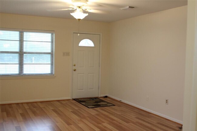 Building Photo - 2420 S San Antonio St