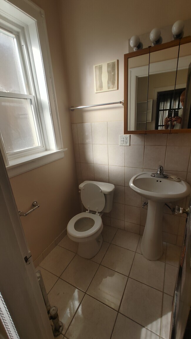 2nd bathroom - 7431 S Jeffery Blvd