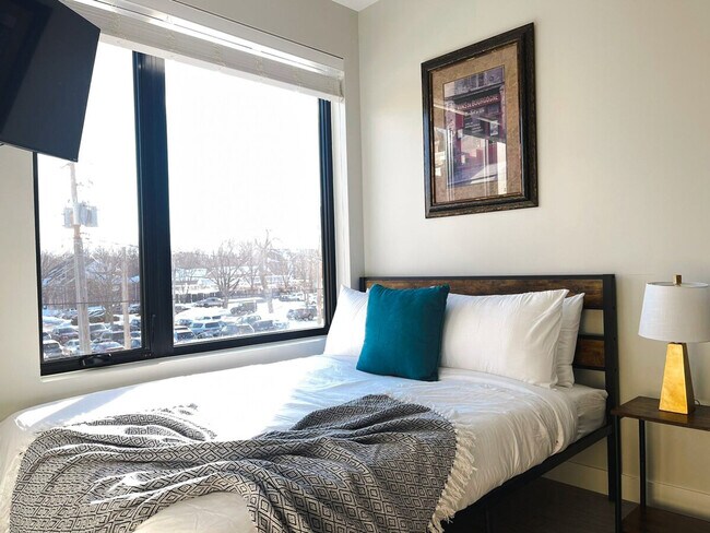 Building Photo - 2530 University Ave