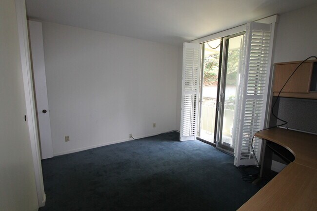 Building Photo - Epic REA: Top Floor 2 BR/2 BA Condo, Pano Views, Balcony, 3-4 Pkg, Storage