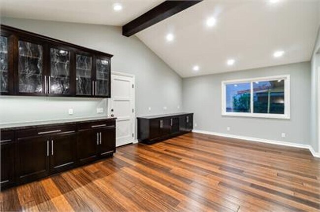Building Photo - Large 5 bed Masterpiece Home with Back Bay...