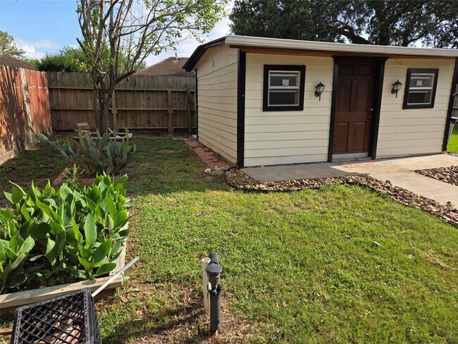 Building Photo - 15415 Beechnut St