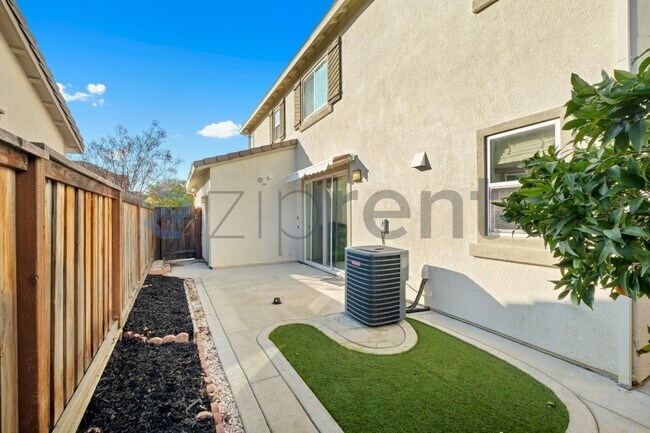 Building Photo - 2060 Salice Wy