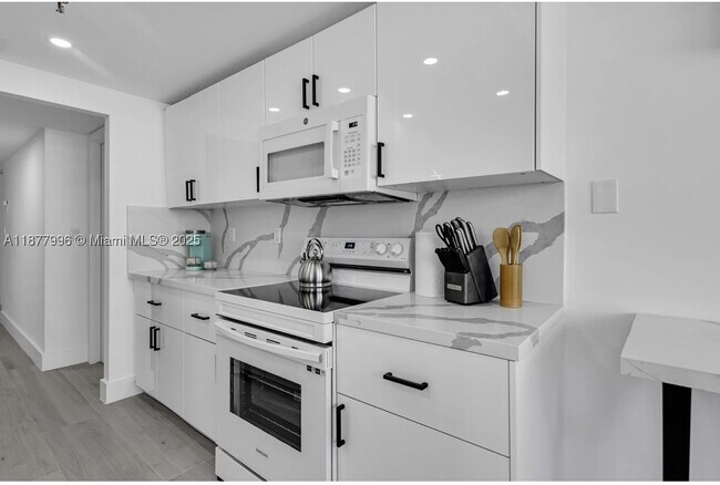 Building Photo - 2555 Collins Ave