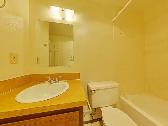 Building Photo - 1 Bedroom Apartment ~ Close to Campus ~ Ca...