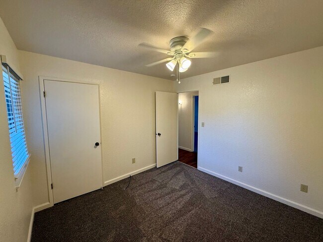 Building Photo - Single story home in established neighborhood!