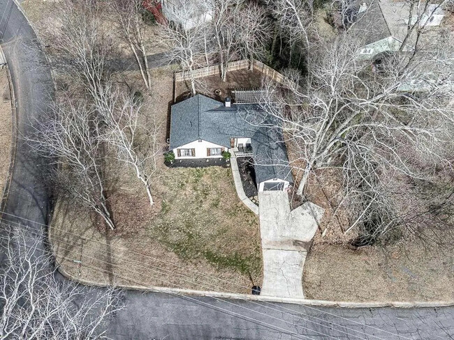 Building Photo - 3 Bedroom ]house with fence in yard.