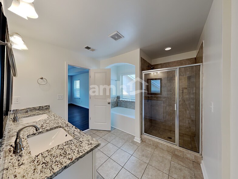 Building Photo - 1522 Balvaird Dr SE