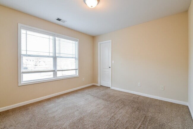 Building Photo - 910 Elderberry Ln